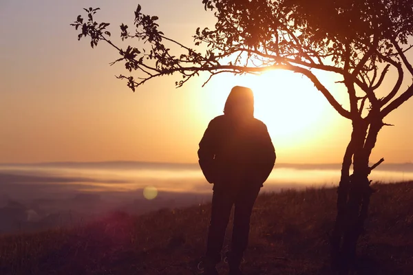 Fuerte espíritu chica de pie frente al sol al amanecer del día —  Fotos de Stock