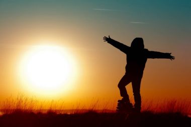 bir gezgin ağacı yakınındaki dağlarda şafak ve güneşin doğuşunu karşılar