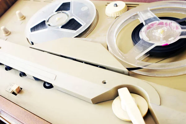 Old Bobbin Tape Recorder Magnetic Tape Wooden Case — ストック写真