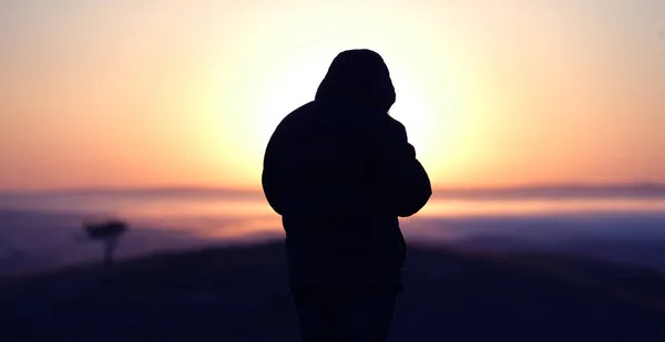 Mann Auf Einem Hügel Sonnenschein Der Aufgehenden Sonne — Stockfoto