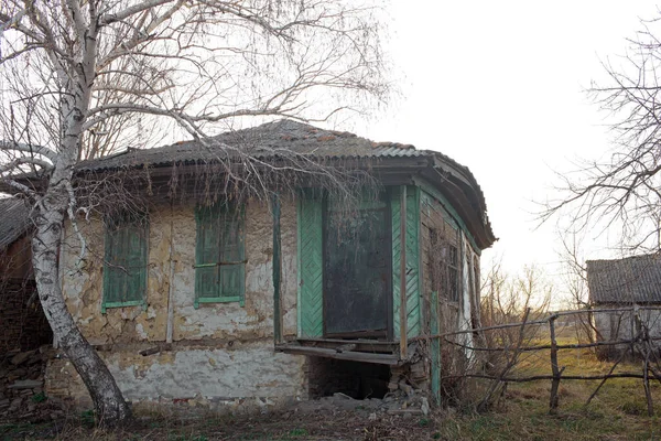 Stary Dom Zniszczony Prawie Zniszczony Przez Czas — Zdjęcie stockowe