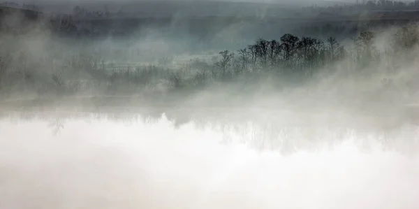 Lac Dans Brouillard Tôt Matin — Photo