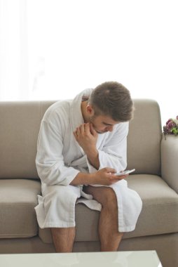 Yakışıklı erkek bornoz rahatlatıcı