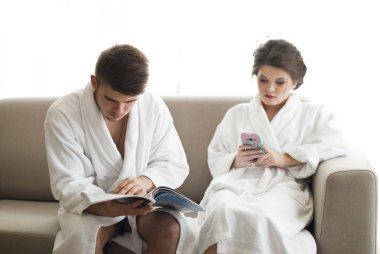 Çekici genç çift smartphone ve günlük bakarak