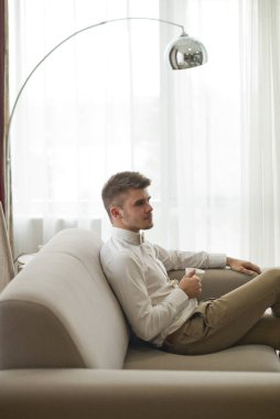 Yakışıklı çekici genç adam odaya kahve içme