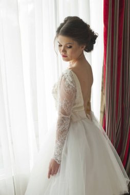 Bir pencere kapalı karşı güzel genç gelin portresi