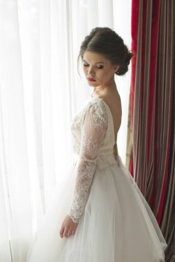Bir pencere kapalı karşı güzel genç gelin portresi