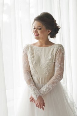 Bir pencere kapalı karşı güzel genç gelin portresi