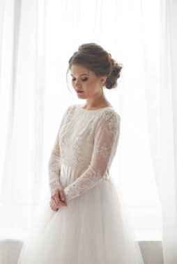 Bir pencere kapalı karşı güzel genç gelin portresi