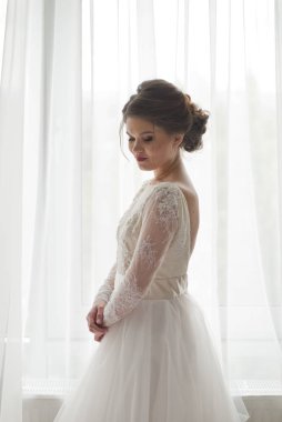 Bir pencere kapalı karşı güzel genç gelin portresi