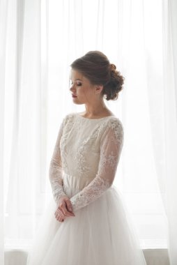 Bir pencere kapalı karşı güzel genç gelin portresi