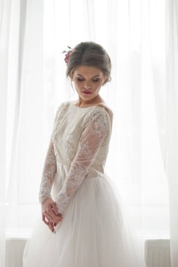 Bir pencere kapalı karşı güzel genç gelin portresi