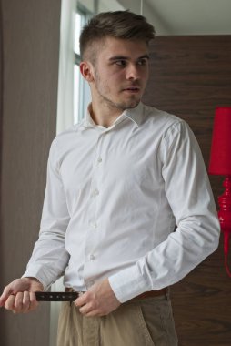 Genç adam için özel bir gün hazırlanıyor.