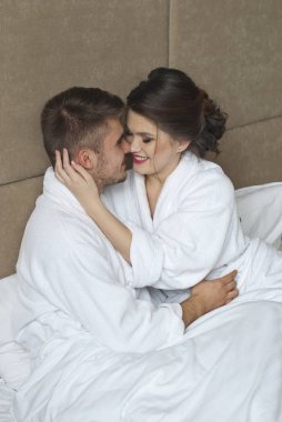 mutlu kadın kocası yatakta yatan arıyor