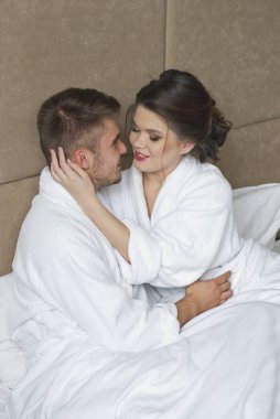 mutlu kadın kocası yatakta yatan arıyor