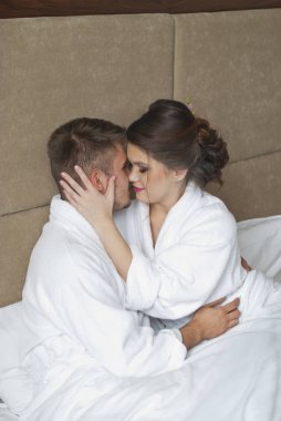 mutlu kadın kocası yatakta yatan arıyor