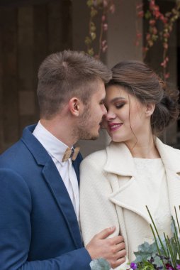 Gelin ve damat süre gülümseyen ve birbirlerine bakıyor