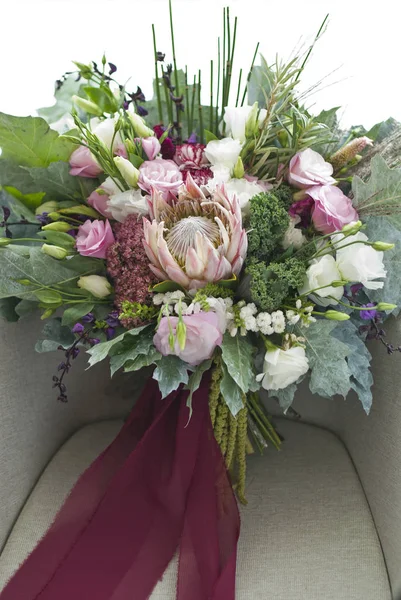 Nice wedding bouquet in bride's room — Stock Photo, Image