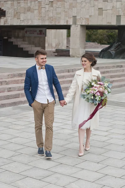 Juste marié couple amoureux en robe de mariée et costume. Joyeux mariés marchant dans la ville d'été. Romantique Marié jeune famille — Photo