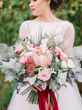 güzel düğün buket gelinin elinde 