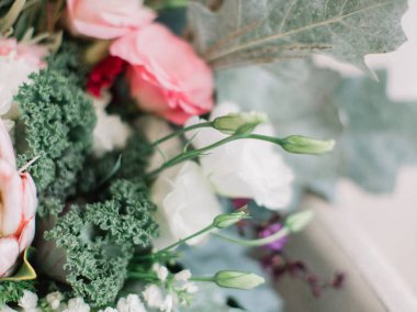 güzel düğün buketi gelin odası içinde  