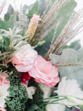 güzel düğün buketi gelin odası içinde  