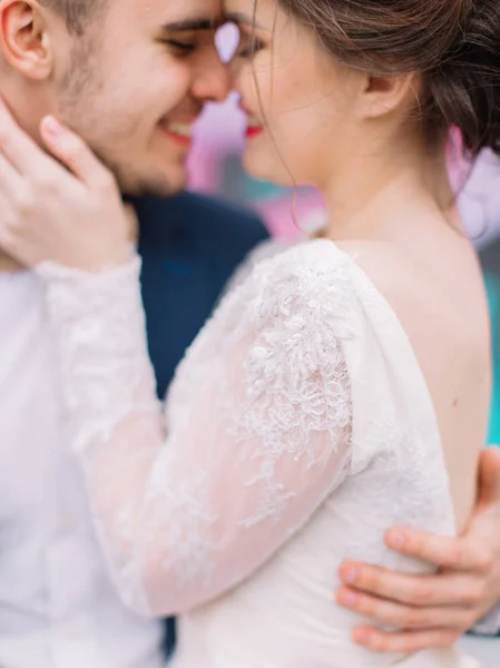 Just married loving hipster couple in wedding dress and suit outdoor in city setting against colorful graffiti wall. Happy bride and groom. Romantic Married young family. — Stock Photo, Image