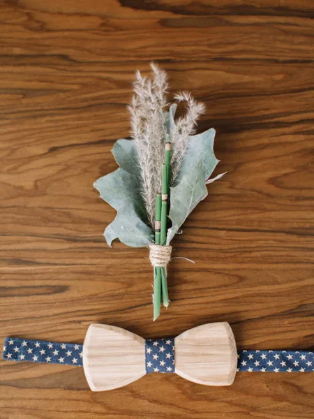 Klassieke bruidegom accessoires: houten strikje en blauwe schoenen op een houten tafel. Set stijlvolle herenkleding. — Stockfoto