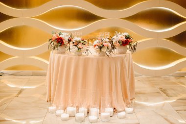 Gelin ve damat için masa hazır.