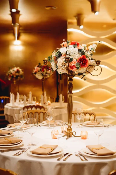 Configuração Mesa Casamento Com Flores — Fotografia de Stock