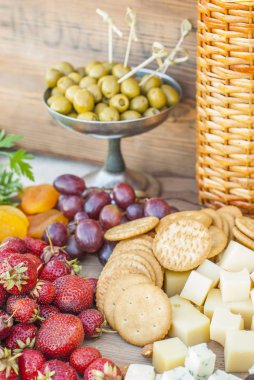 Peynir ve meyveler güzel bir şarap masasında.