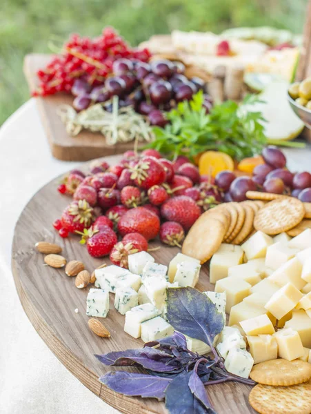 Queijo Frutas Uma Mesa Decorada Lindamente Vintage — Fotografia de Stock