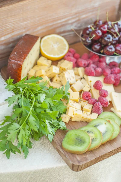 美しくヴィンテージ装飾されたテーブルの上のチーズと果物 — ストック写真
