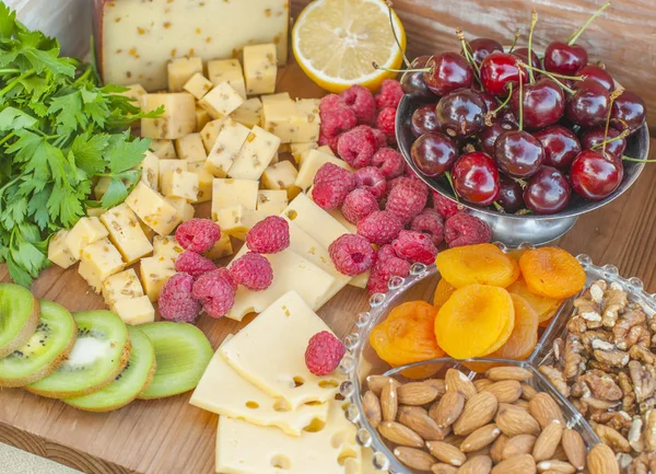 Kaas Fruit Een Prachtig Vintage Versierde Tafel — Stockfoto