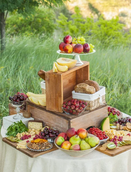 Kaas Fruit Een Prachtig Vintage Versierde Tafel — Stockfoto