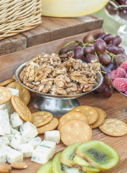 Kaas Fruit Een Prachtig Vintage Versierde Tafel — Stockfoto