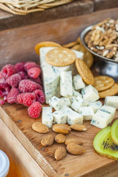 Kaas Fruit Een Prachtig Vintage Versierde Tafel — Stockfoto