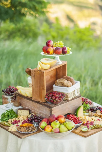 Sajt Gyümölcs Egy Gyönyörűen Szüret Díszített Asztalon Stock Kép