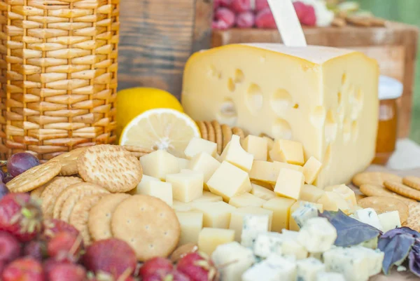 Käse Und Früchte Auf Einem Wunderschön Dekorierten Tisch Stockbild