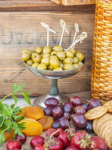 Käse Und Früchte Auf Einem Wunderschön Dekorierten Tisch lizenzfreie Stockbilder