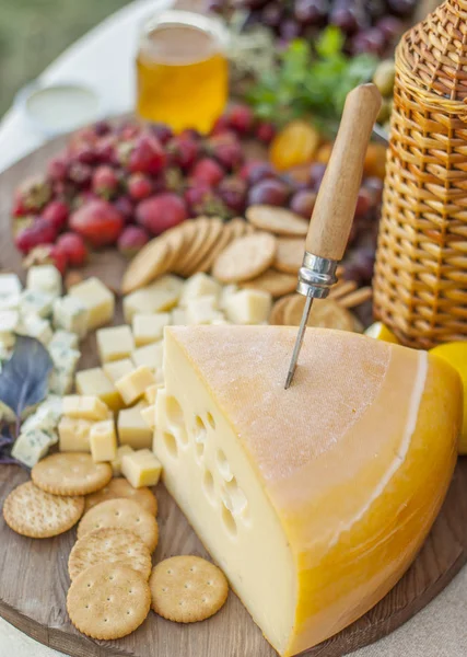 Kaas Fruit Een Prachtig Vintage Versierde Tafel — Stockfoto