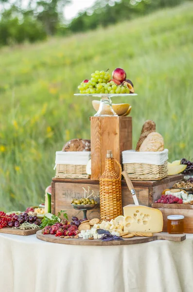 Käse Und Früchte Auf Einem Wunderschön Dekorierten Tisch Stockfoto