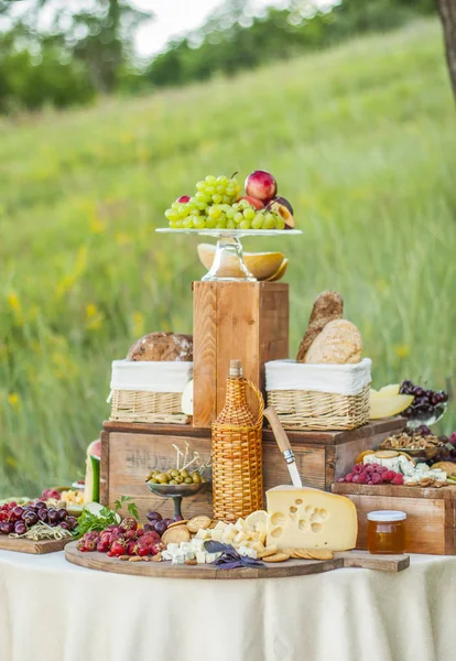 Käse Und Früchte Auf Einem Wunderschön Dekorierten Tisch Stockbild