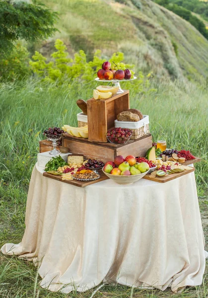 Käse Und Früchte Auf Einem Wunderschön Dekorierten Tisch lizenzfreie Stockbilder