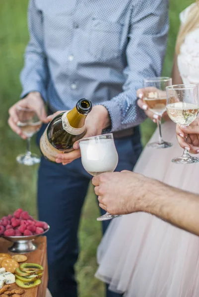 Personnes Buvant Champagne Extérieur — Photo