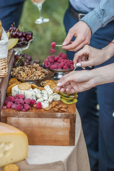 Kaas Fruit Een Prachtig Vintage Versierde Tafel — Stockfoto