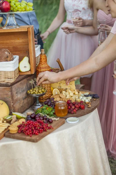 Ost Och Frukt Ett Vackert Vintage Dekorerat Bord — Stockfoto