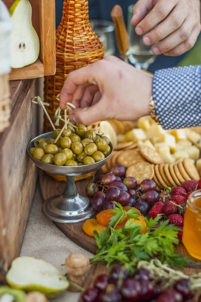 美しくヴィンテージ装飾されたテーブルの上のチーズと果物 — ストック写真