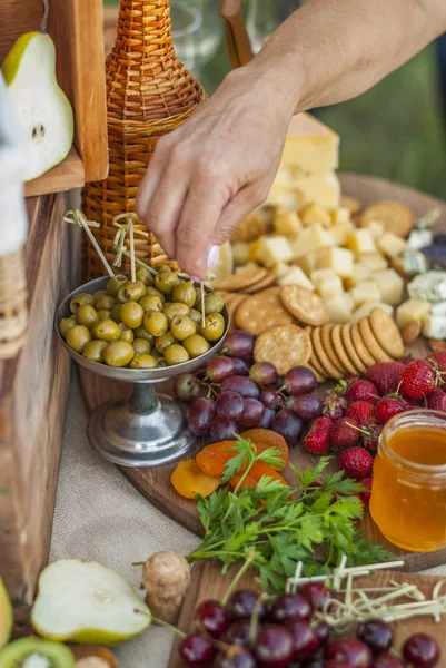 Kaas Fruit Een Prachtig Vintage Versierde Tafel — Stockfoto