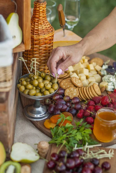 Kaas Fruit Een Prachtig Vintage Versierde Tafel — Stockfoto